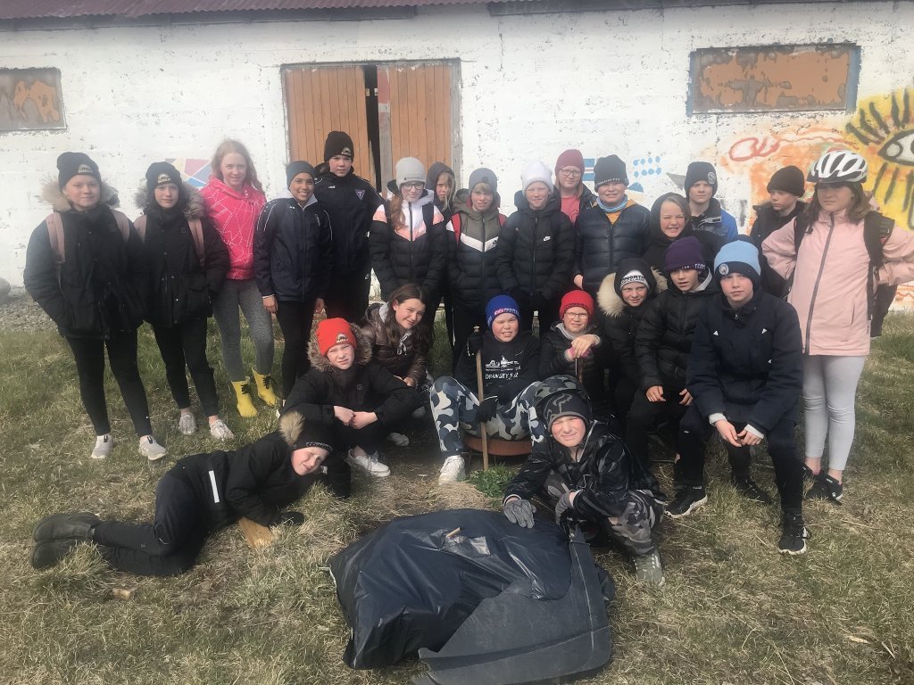 6. bekkur Árskóla tíndi rusl