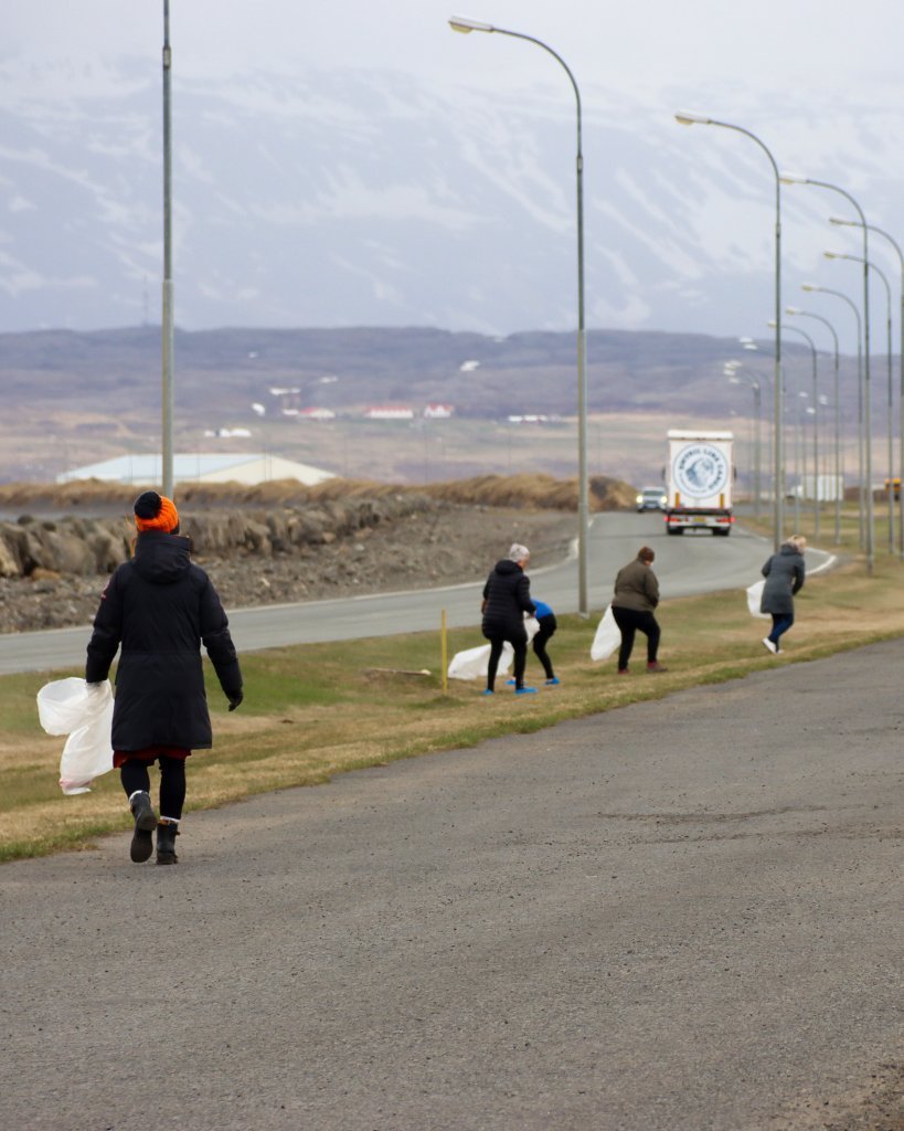 Ráðhús starfsfólk tínir rusl við Strandgötu