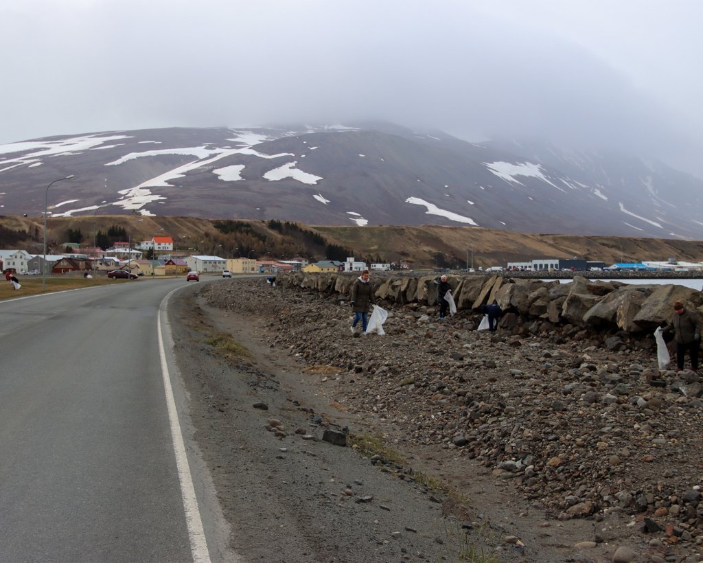 Starfsfólk ráðhússins tínir rusl við Strandgötu